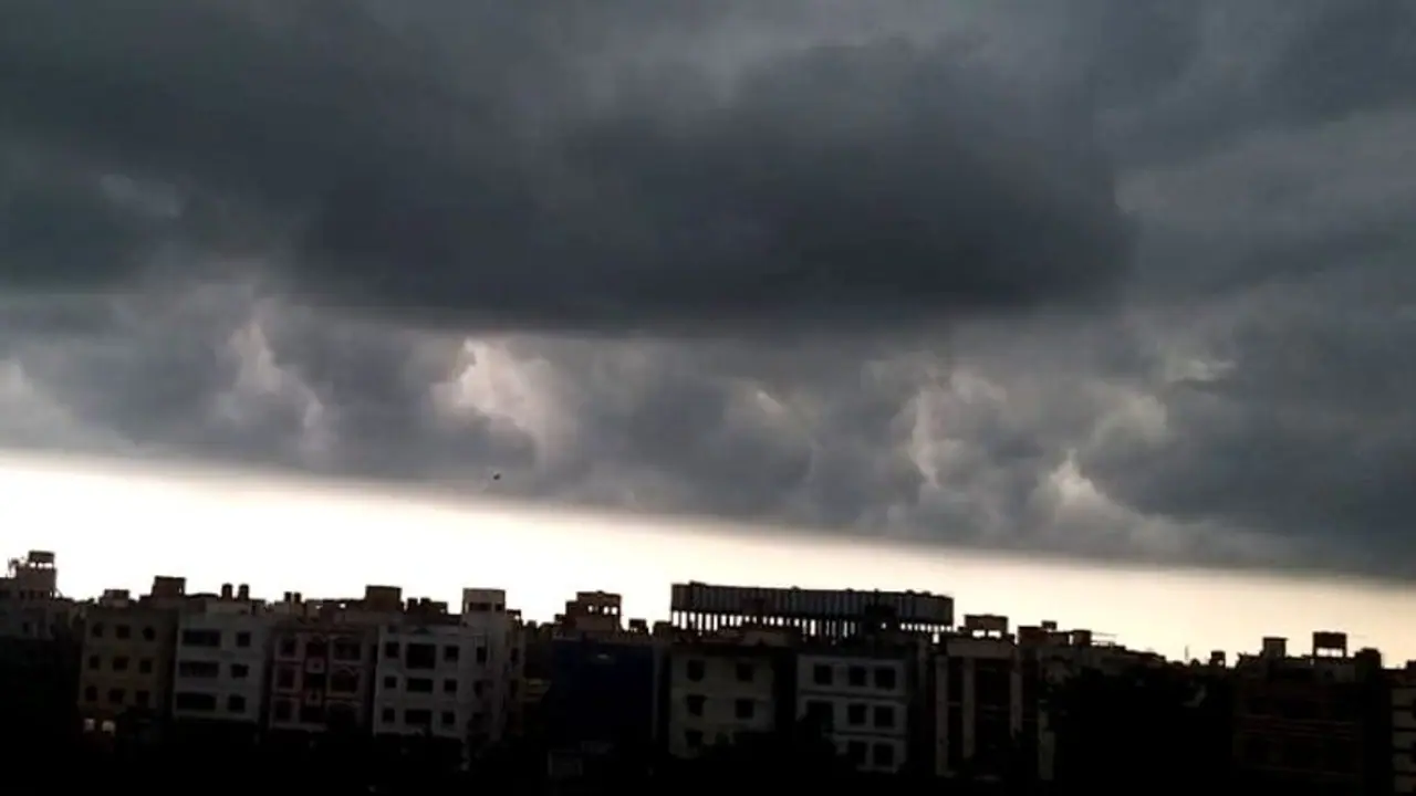 সাত সকালে আকাশ কালো করে কলকাতায় আঁছড়ে পড়ল কালবৈশাখী, শহরতলিতে বৃষ্টি ও ঝড় সাত সকালে আকাশ কালো করে কলকাতায় আঁছড়ে পড়ল কালবৈশাখী, শহরতলিতে বৃষ্টি ও ঝড়