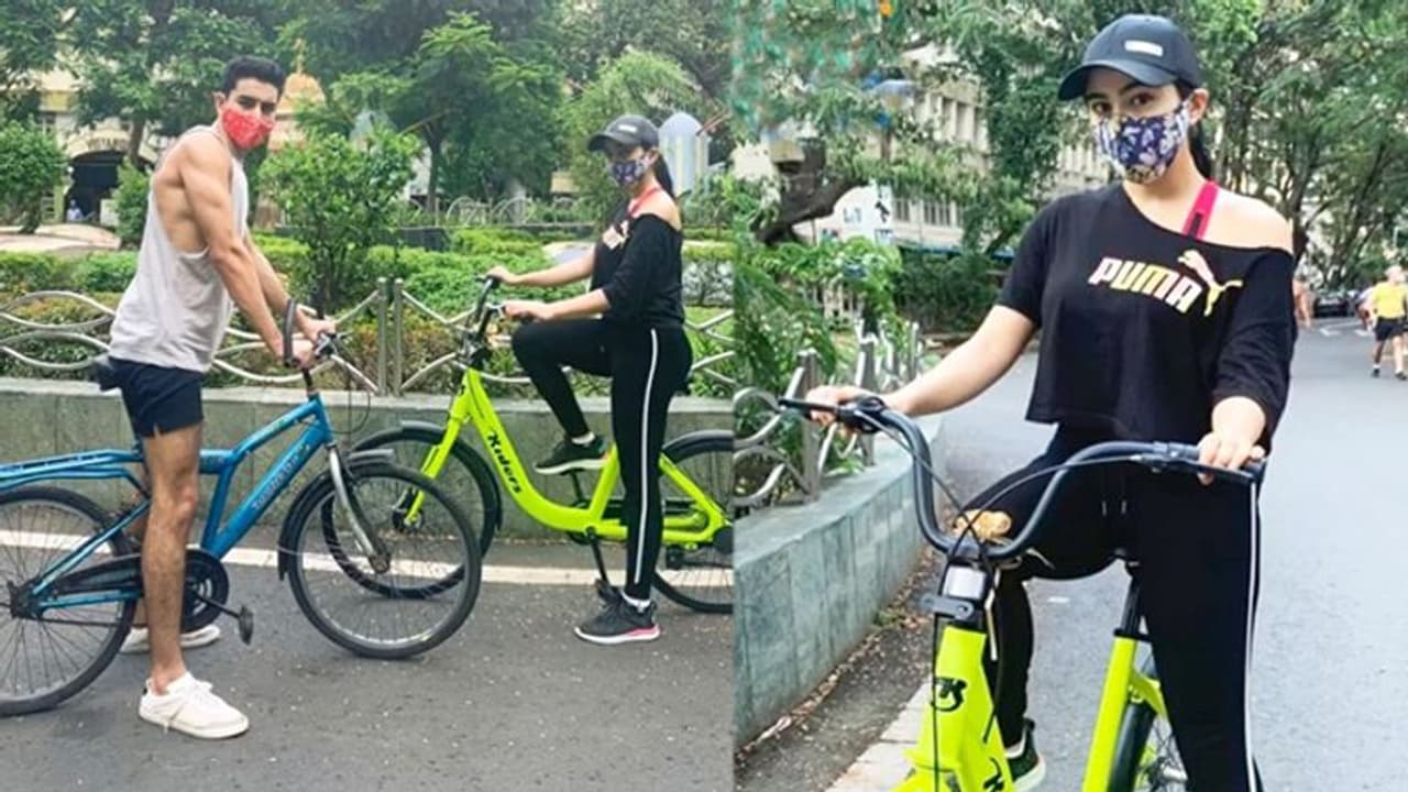 चेहरे पर मास्क, सिर पर कैप और ब्लैक ट्रैक सूट में भाई के साथ मुंबई की सड़कों पर साइकिल चलाती दिखी सारा चेहरे पर मास्क, सिर पर कैप और ब्लैक ट्रैक सूट में भाई के साथ मुंबई की सड़कों पर साइकिल चलाती दिखी सारा