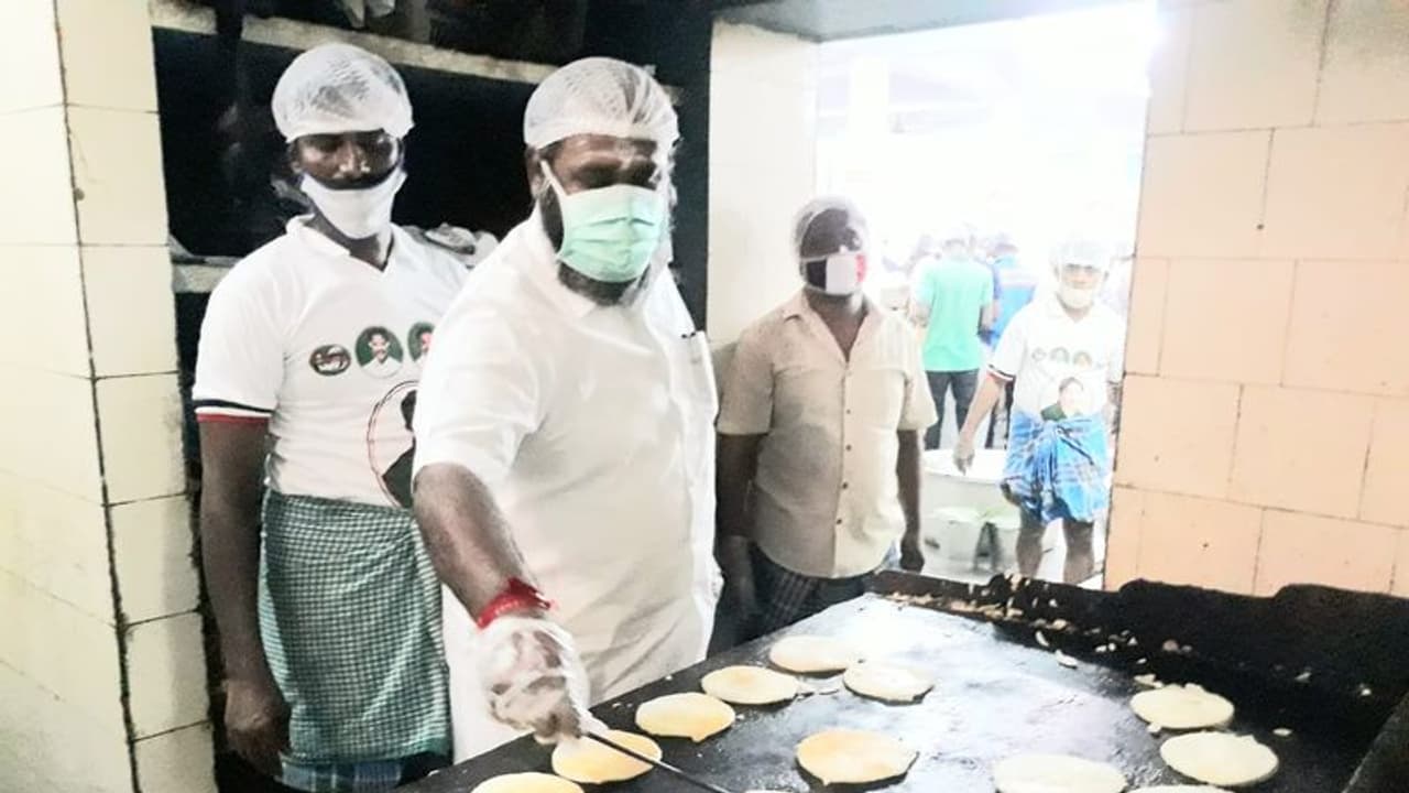 கொரோனா: அம்மா கிச்சன் மூலம் 3 வேளையும் அறுசுவை உணவு..! அமர்க்களப்படுத்தும் அமைச்சர் ஆர்.பி உதயக்குமார்.! கொரோனா: அம்மா கிச்சன் மூலம் 3 வேளையும் அறுசுவை உணவு..! அமர்க்களப்படுத்தும் அமைச்சர் ஆர்.பி உதயக்குமார்.!