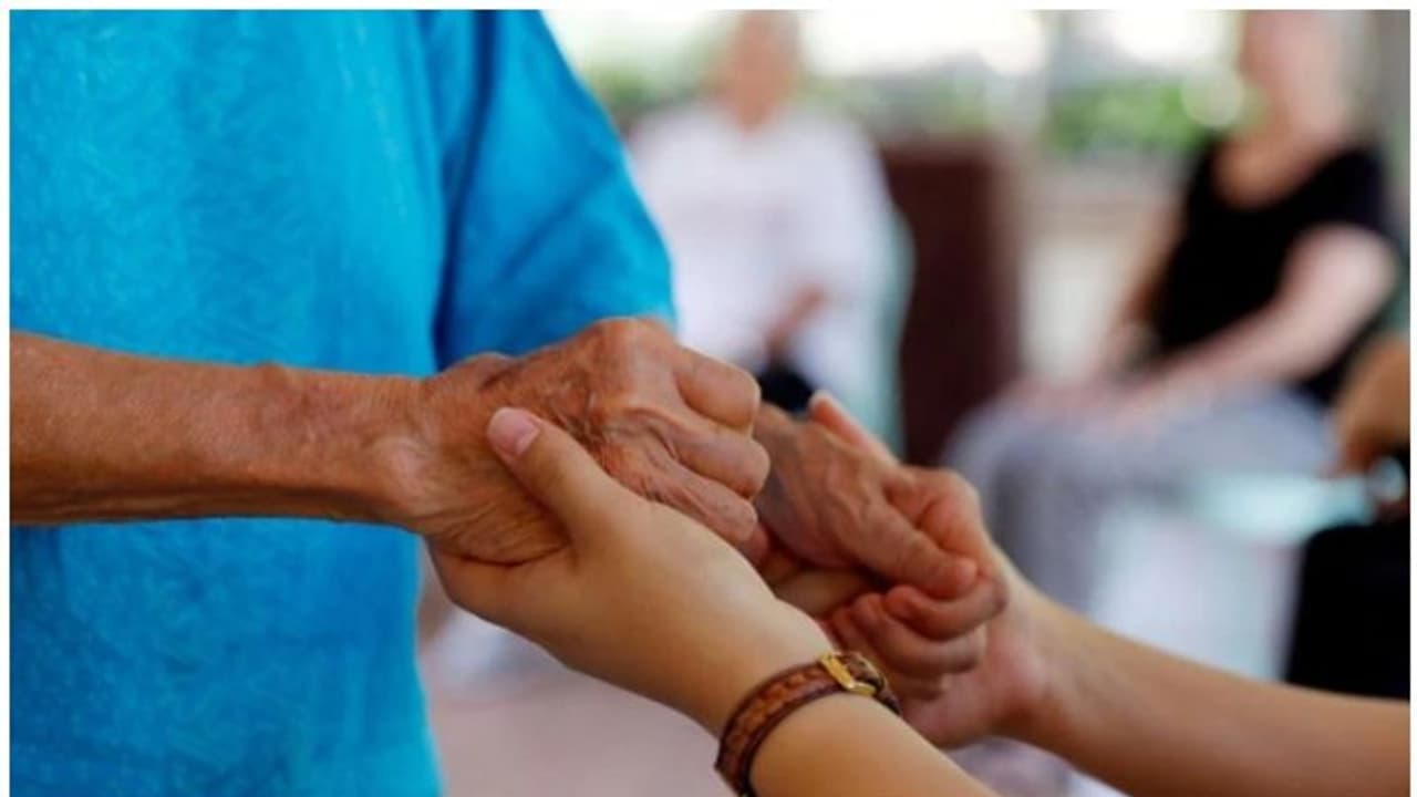 അയല്ക്കാരനായ വൃദ്ധനൊപ്പം പത്തൊന്പതുകാരിയെ കാണാതായി; തട്ടിക്കൊണ്ടുപോയതാണെന്ന് പെണ്കുട്ടിയുടെ കുടുംബം അയല്ക്കാരനായ വൃദ്ധനൊപ്പം പത്തൊന്പതുകാരിയെ കാണാതായി; തട്ടിക്കൊണ്ടുപോയതാണെന്ന് പെണ്കുട്ടിയുടെ കുടുംബം