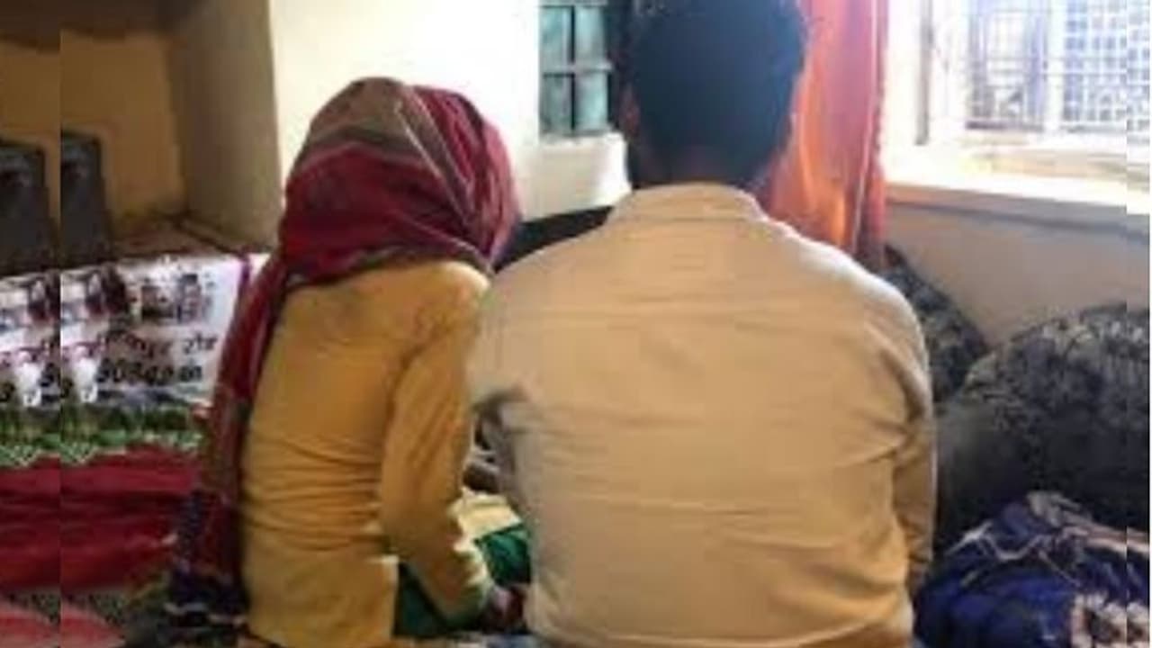 బాబాయ్ తో కూతురు ప్రేమ...పురుగుల మందు ఒకరు, చెట్టుకు ఉరేసుకుని మరొకరు... బాబాయ్ తో కూతురు ప్రేమ...పురుగుల మందు ఒకరు, చెట్టుకు ఉరేసుకుని మరొకరు...