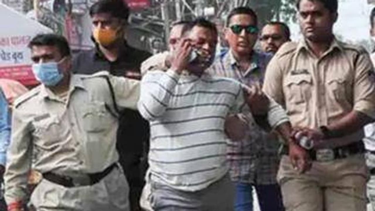 വികാസ് ദുബെക്കൊപ്പം വാഹനത്തിലുണ്ടായിരുന്ന പൊലീസ് ഉദ്യോഗസ്ഥന് കൊവിഡ് വികാസ് ദുബെക്കൊപ്പം വാഹനത്തിലുണ്ടായിരുന്ന പൊലീസ് ഉദ്യോഗസ്ഥന് കൊവിഡ്