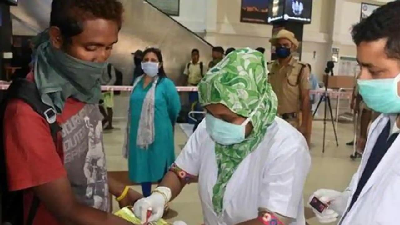 രോഗികളുടെ എണ്ണം കൂടുന്നു: യുപിയിൽ കൊവിഡ് പരിശോധനകളുടെ എണ്ണം കൂട്ടുന്നു രോഗികളുടെ എണ്ണം കൂടുന്നു: യുപിയിൽ കൊവിഡ് പരിശോധനകളുടെ എണ്ണം കൂട്ടുന്നു