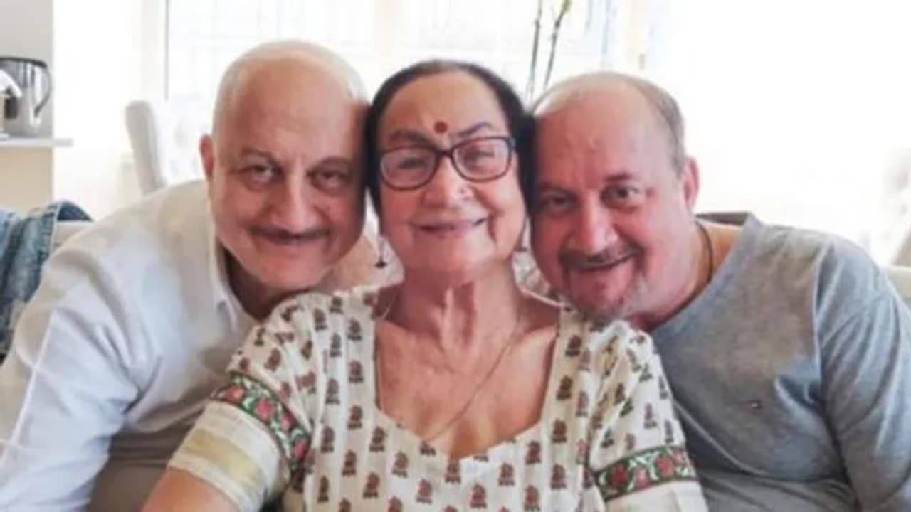 'মা কিছুদিন ধরে খাওয়া দাওয়া বন্ধ করে দেয়', কোভিড পজিটিভ অনুপম খেরের মা