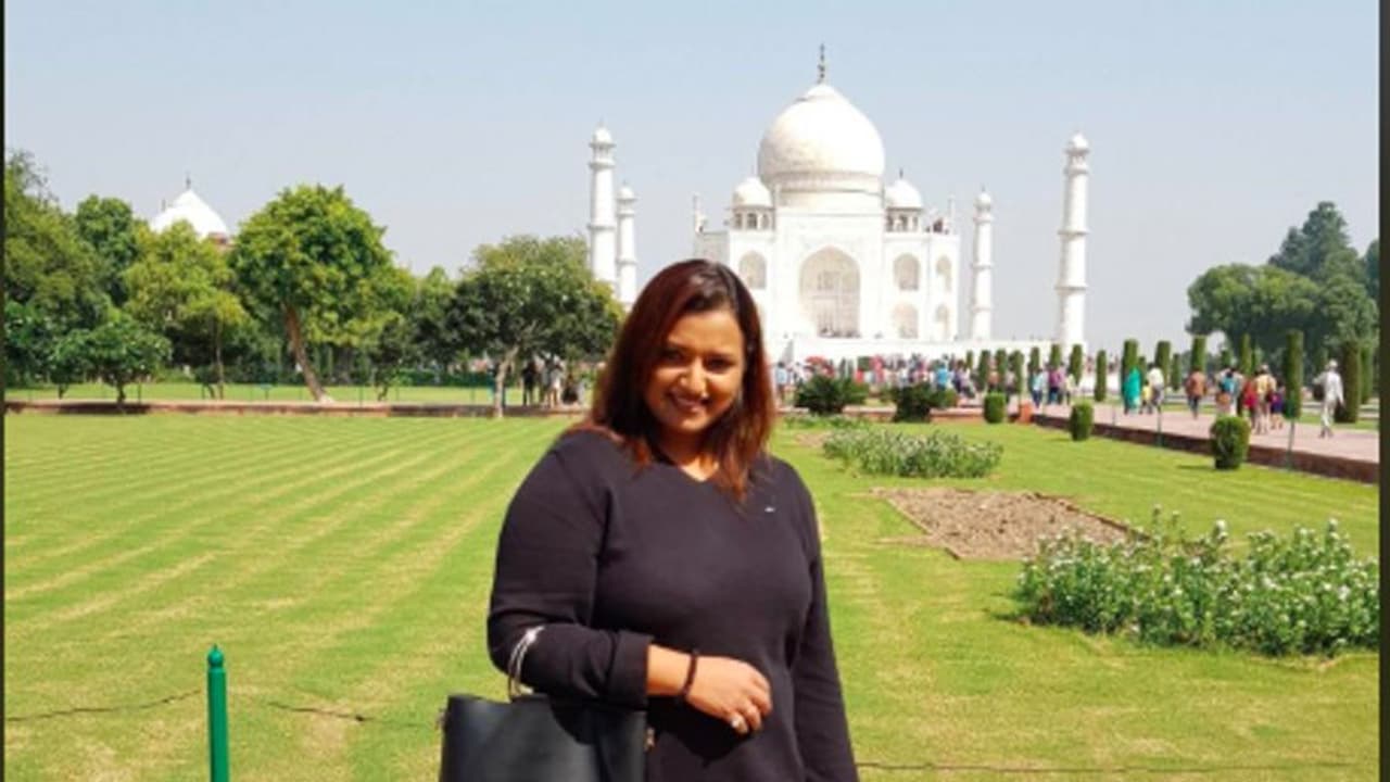 আরবি ভাষা কাজে লাগিয়েই সোনা পাচারের জাল বুনেছিল স্বপ্না সুরেশ, সমাজের উচুতলায় ছিল অবাধ বিচরণ আরবি ভাষা কাজে লাগিয়েই সোনা পাচারের জাল বুনেছিল স্বপ্না সুরেশ, সমাজের উচুতলায় ছিল অবাধ বিচরণ