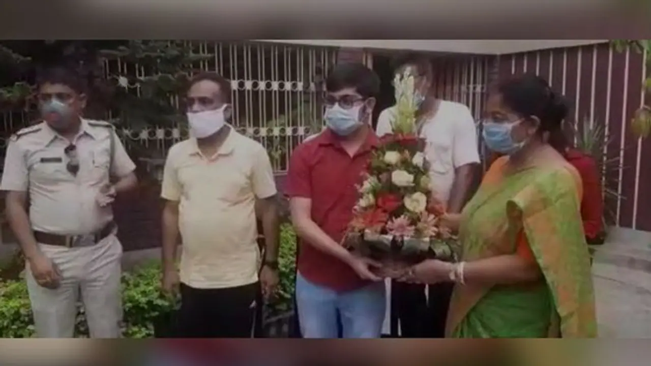 মুখ্যমন্ত্রীর শুভেচ্ছা পেয়ে উৎফুল্ল সমাদৃত, আইসিএসই র কৃতী ছাত্রের বাড়িতে উৎসবের আবহ মুখ্যমন্ত্রীর শুভেচ্ছা পেয়ে উৎফুল্ল সমাদৃত, আইসিএসই র কৃতী ছাত্রের বাড়িতে উৎসবের আবহ