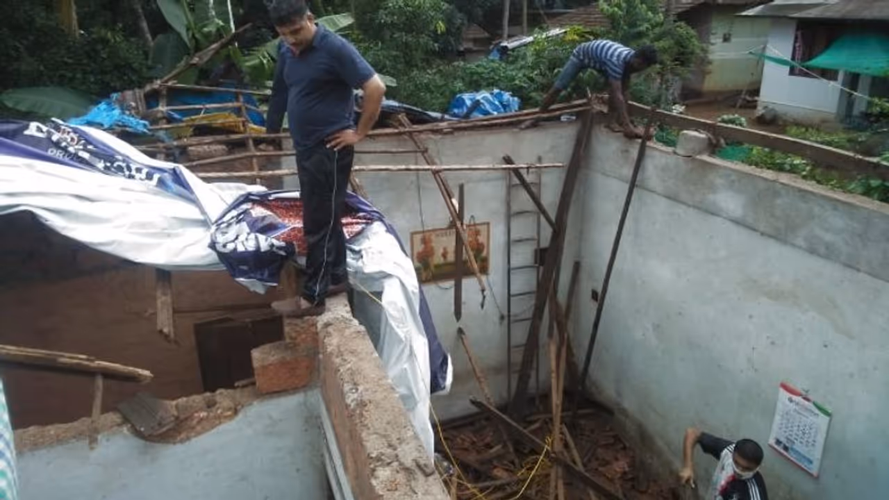 മേല്ക്കൂര പൊളിഞ്ഞുവീണു; വൃദ്ധമാതാവും പെണ്മക്കളും രക്ഷപ്പെട്ടത് തലനാരിഴയ്ക്ക് മേല്ക്കൂര പൊളിഞ്ഞുവീണു; വൃദ്ധമാതാവും പെണ്മക്കളും രക്ഷപ്പെട്ടത് തലനാരിഴയ്ക്ക്