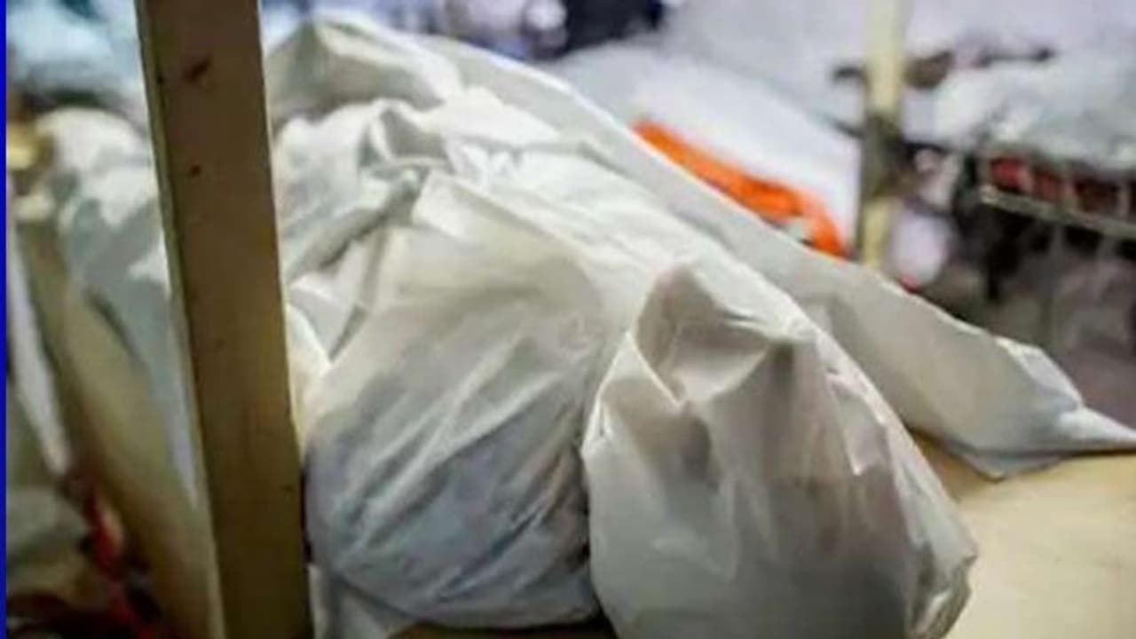 कोरोना का भयावह रूप...मां के बाद 2 बेटों की मौत, अब तीसरा बेटा भी गिन रहा जिंदगी की आखिरी सांसे कोरोना का भयावह रूप...मां के बाद 2 बेटों की मौत, अब तीसरा बेटा भी गिन रहा जिंदगी की आखिरी सांसे