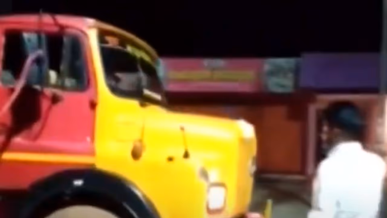 കുളത്തിന് ആഴം കൂട്ടുന്നെന്ന മറവില് പാറഖനനം; ഇടുക്കി പുഷ്പഗിരിയില് ലോറി നാട്ടുകാര് പിടികൂടി കുളത്തിന് ആഴം കൂട്ടുന്നെന്ന മറവില് പാറഖനനം; ഇടുക്കി പുഷ്പഗിരിയില് ലോറി നാട്ടുകാര് പിടികൂടി