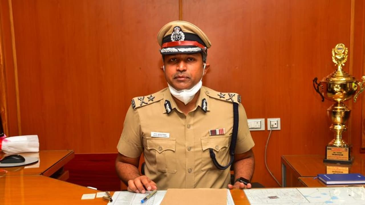 ஊரடங்கு நேரத்தில் பிரசவத்திற்காக சென்ற ஆட்டோ டிரைவர்.! சர்ப்ரைஸ் கொடுத்த காவல் ஆணையர் பிரேம் ஆனந்த் சின்ஹா.!