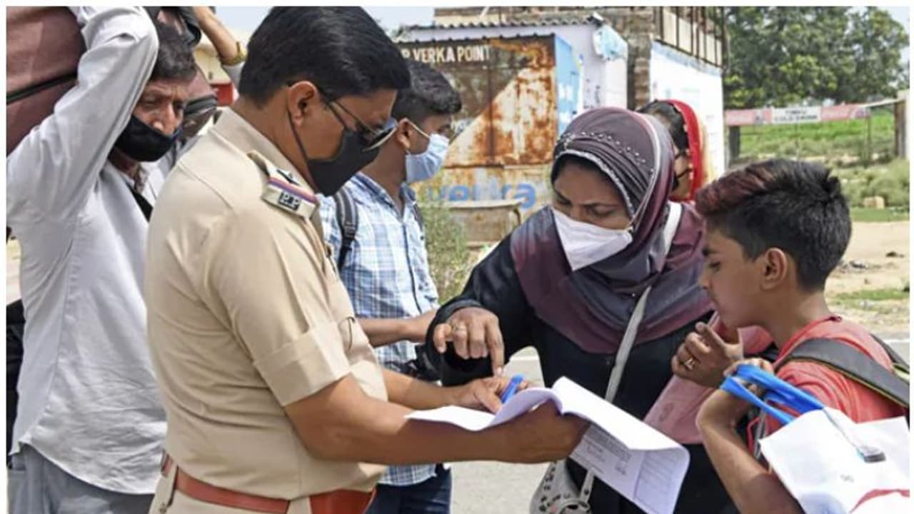 മാസ്ക് ധരിക്കാതെ എത്തുന്നവർക്ക് ക്ലാസും എമ്പോസിഷനും; വ്യത്യസ്ത ശിക്ഷാനടപടിയുമായി യുപി ജില്ലാ ഭരണകൂടം മാസ്ക് ധരിക്കാതെ എത്തുന്നവർക്ക് ക്ലാസും എമ്പോസിഷനും; വ്യത്യസ്ത ശിക്ഷാനടപടിയുമായി യുപി ജില്ലാ ഭരണകൂടം