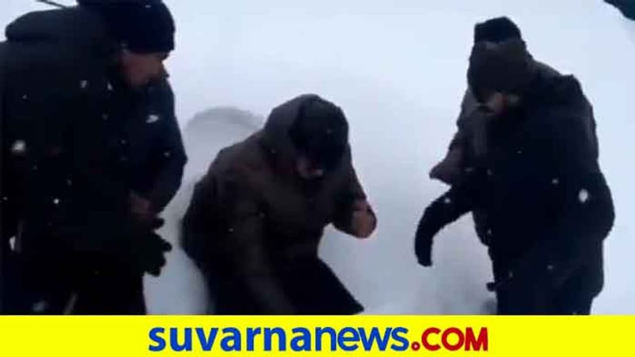 ಮಂಜುಗಡ್ಡೆ ಕಟ್ ಮಾಡಿ ಹುಟ್ಟುಹಬ್ಬ ಆಚರಿಸಿದ ಹೆಮ್ಮೆಯ ಯೋಧರು..! ಮಂಜುಗಡ್ಡೆ ಕಟ್ ಮಾಡಿ ಹುಟ್ಟುಹಬ್ಬ ಆಚರಿಸಿದ ಹೆಮ್ಮೆಯ ಯೋಧರು..!