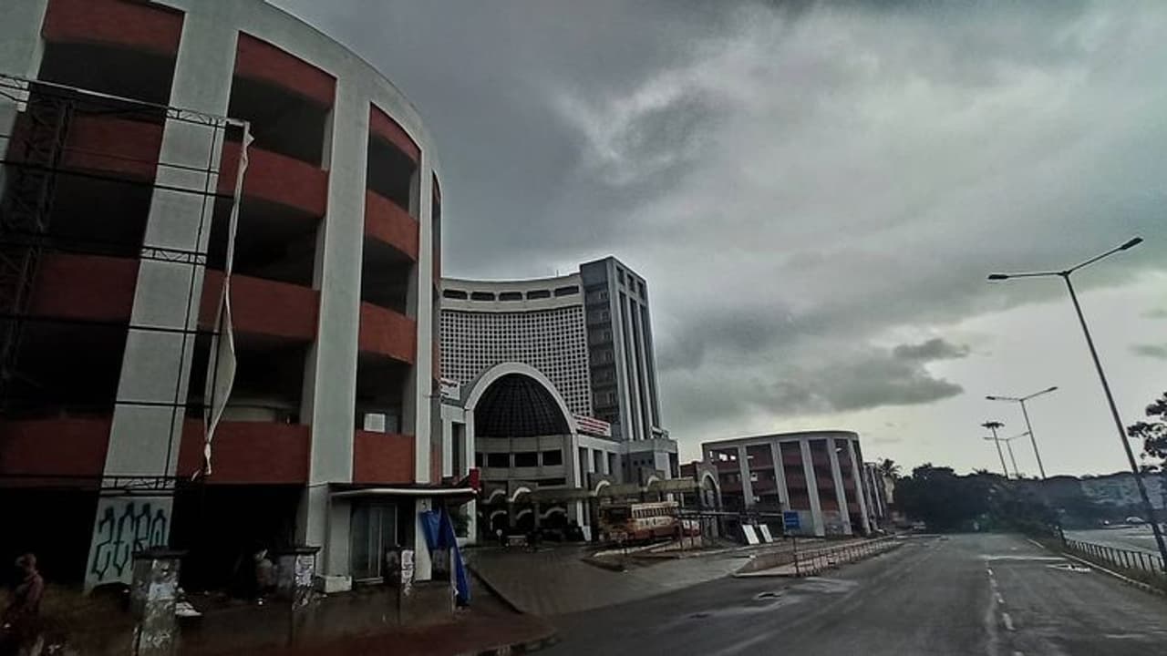 കൊവിഡ് ഭീതി: തിരുവനന്തപുരത്തെ തീരദേശ റോഡ് അടച്ചു കൊവിഡ് ഭീതി: തിരുവനന്തപുരത്തെ തീരദേശ റോഡ് അടച്ചു