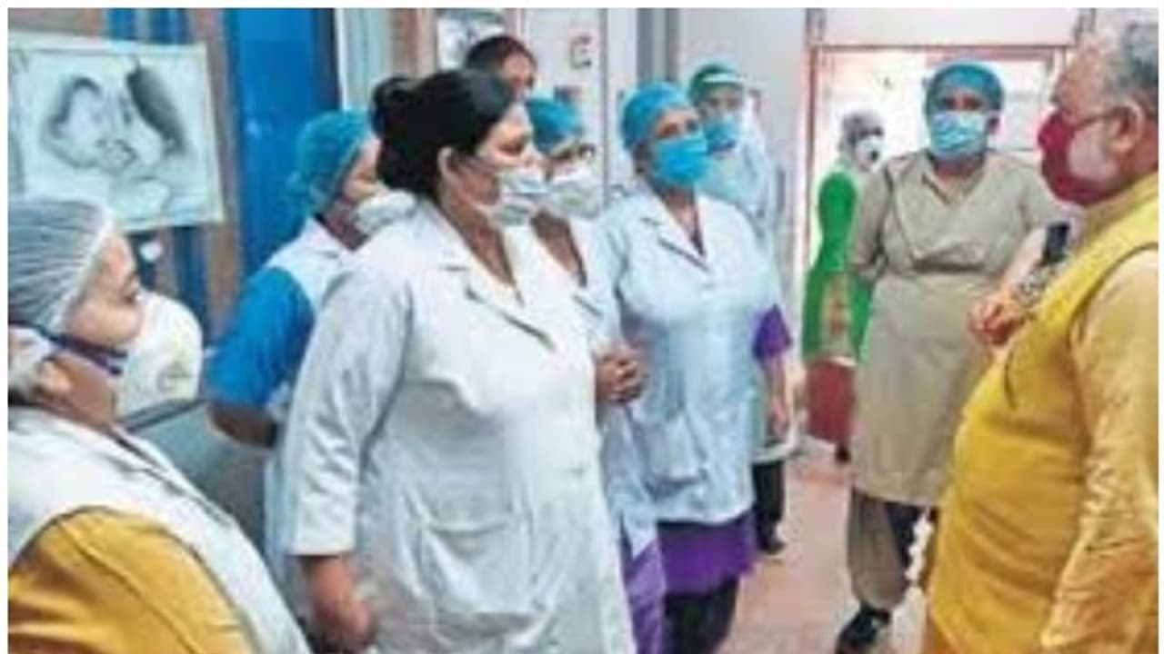 നഴ്സുമാരെ പിരിച്ചുവിട്ടു; ദില്ലി മജീദിയ ആശുപത്രിയിൽ പ്രതിഷേധം