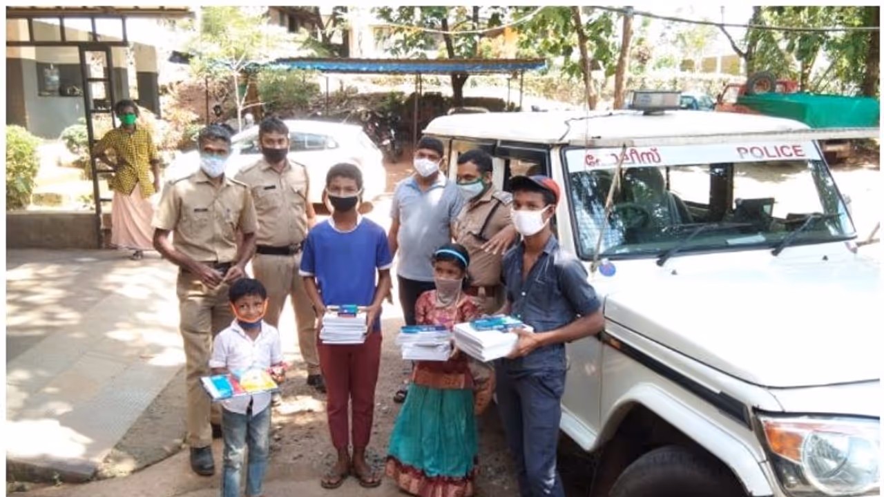 സ്റ്റേഷനിലെത്തിയത് പരാതി പറയാൻ: വീട്ടിലേക്ക് മടങ്ങിയത് ബിരിയാണിയും കൈനിറയെ സമ്മാനങ്ങളുമായി സ്റ്റേഷനിലെത്തിയത് പരാതി പറയാൻ: വീട്ടിലേക്ക് മടങ്ങിയത് ബിരിയാണിയും കൈനിറയെ സമ്മാനങ്ങളുമായി