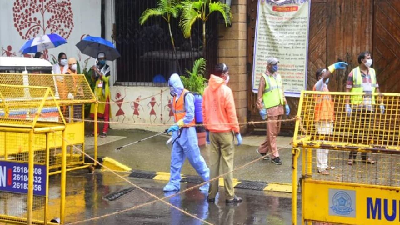 দক্ষিণাঞ্চলের আকাশে নতুন আশঙ্কার মেঘ, ৯ লক্ষ ছাড়ালো ভারতে করোনা আক্রান্তের সংখ্যা দক্ষিণাঞ্চলের আকাশে নতুন আশঙ্কার মেঘ, ৯ লক্ষ ছাড়ালো ভারতে করোনা আক্রান্তের সংখ্যা
