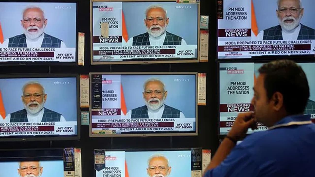 चीन के बाद नेपाल भी झुका, भारतीय न्यूज चैनलों पर लगाए गए प्रतिबंध को हटाने पर हुआ मजबूर चीन के बाद नेपाल भी झुका, भारतीय न्यूज चैनलों पर लगाए गए प्रतिबंध को हटाने पर हुआ मजबूर