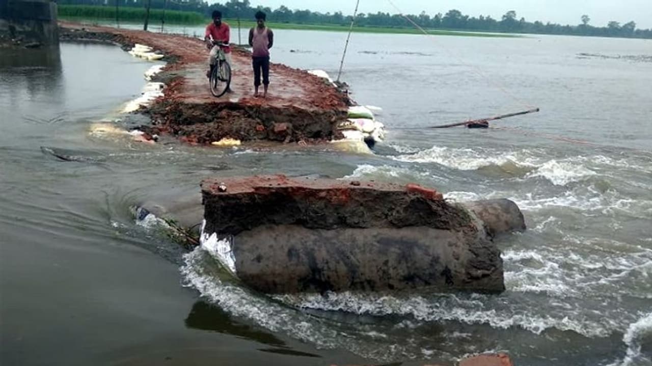 ಕಳಪೆ ಕಾಮಗಾರಿಯಿಂದ ಕುಸಿದಿದ್ದ ಸೇತುವೆ ಮರು ನಿರ್ಮಾಣ ಕಳಪೆ ಕಾಮಗಾರಿಯಿಂದ ಕುಸಿದಿದ್ದ ಸೇತುವೆ ಮರು ನಿರ್ಮಾಣ