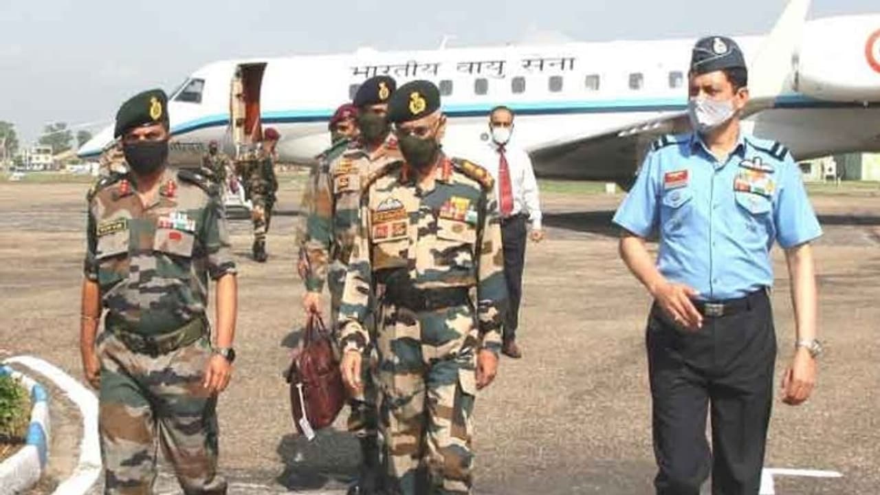 सेना प्रमुख एमएम नरवणे पहुंचे जम्मू, बॉर्डर पर सैनिकों से की मुलाकात, जानिए क्या है वजह सेना प्रमुख एमएम नरवणे पहुंचे जम्मू, बॉर्डर पर सैनिकों से की मुलाकात, जानिए क्या है वजह