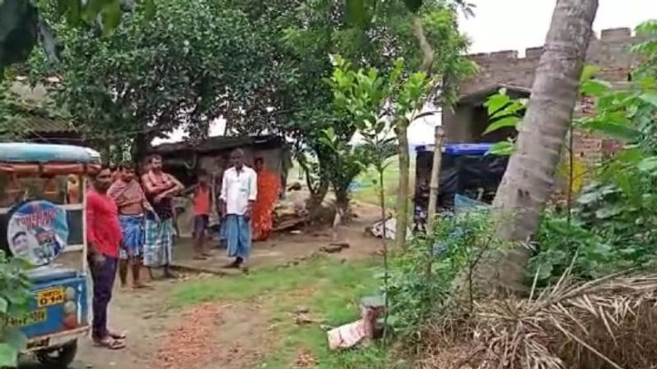 পথ দুর্ঘটনায় মৃত্যু অন্তঃস্বত্ত্বার, গর্ভ থেকে ছিটকে বেরিয়েও বেঁচে ছিল ন'মাসের ভ্রুণ পথ দুর্ঘটনায় মৃত্যু অন্তঃস্বত্ত্বার, গর্ভ থেকে ছিটকে বেরিয়েও বেঁচে ছিল ন'মাসের ভ্রুণ