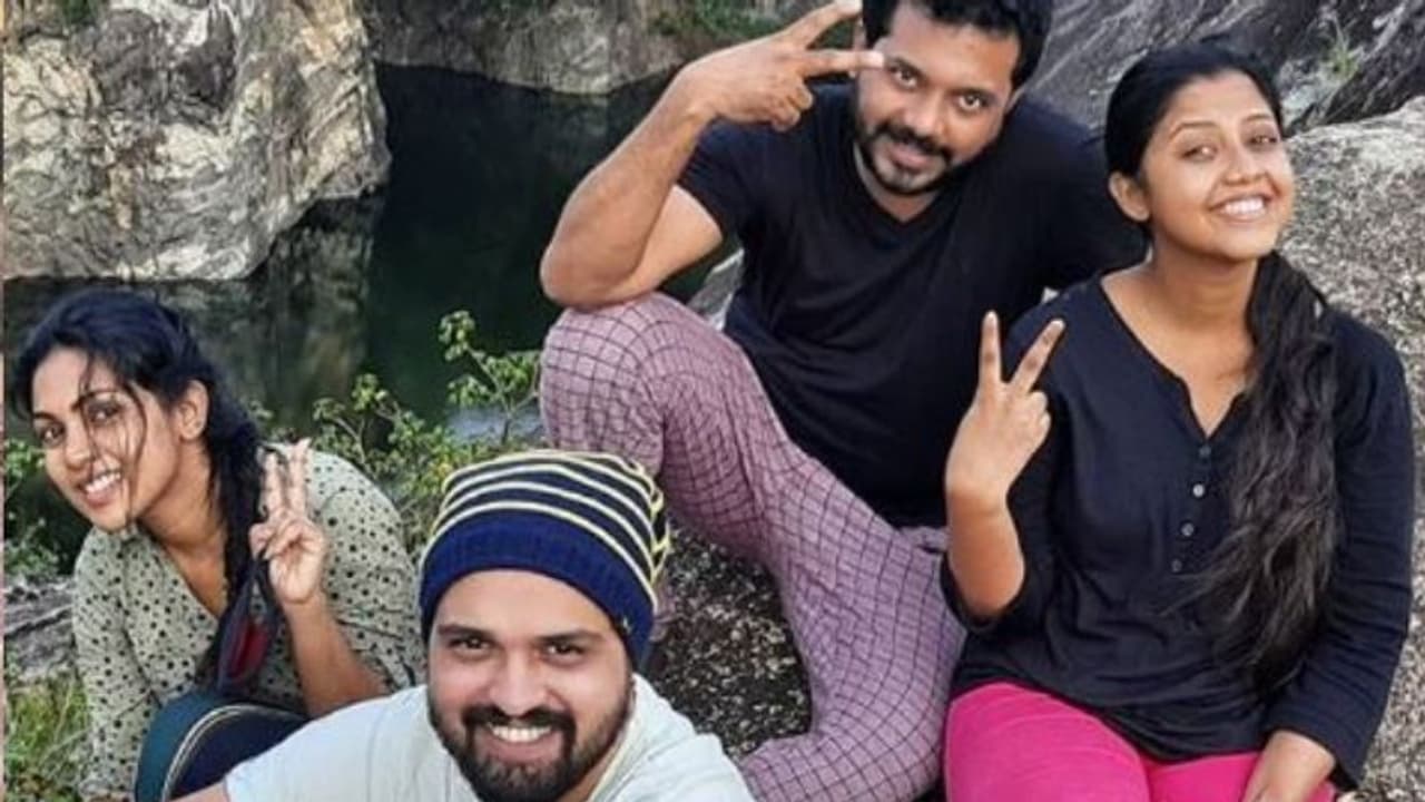 'ഒരു അതുല്യ കലാകാരന്റെ കയ്യൊപ്പു പതിഞ്ഞ ചിത്രങ്ങള്'; കുറിപ്പും ചിത്രവുമായി ജിഷിന് മോഹന് 'ഒരു അതുല്യ കലാകാരന്റെ കയ്യൊപ്പു പതിഞ്ഞ ചിത്രങ്ങള്'; കുറിപ്പും ചിത്രവുമായി ജിഷിന് മോഹന്