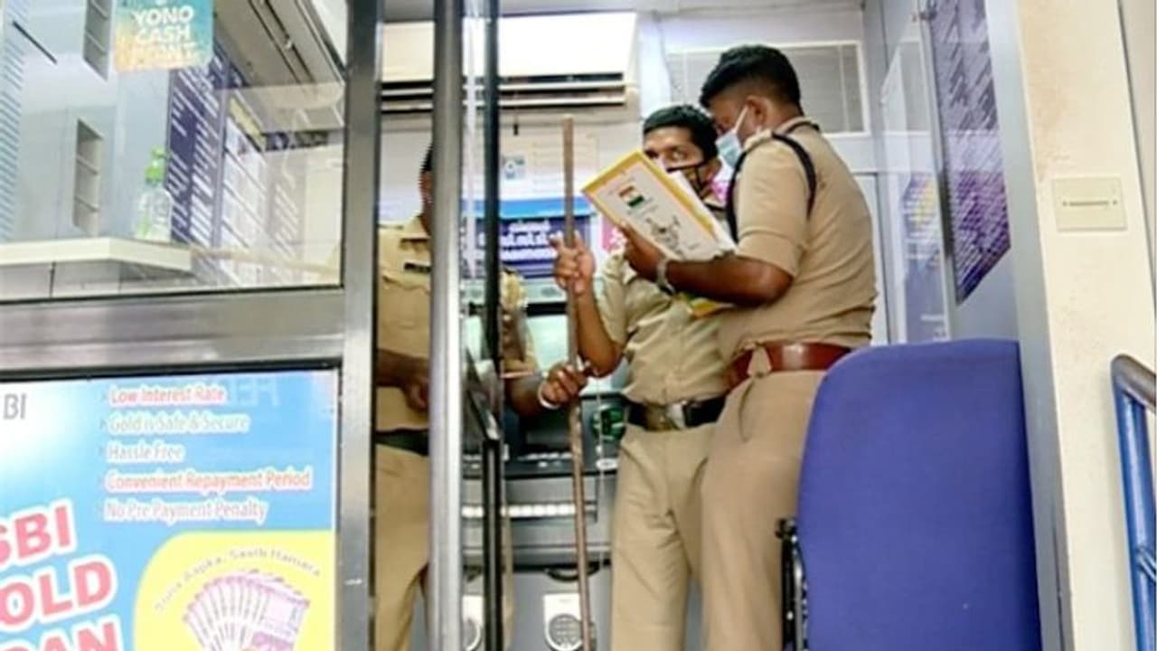 എടിഎം തകർത്ത് പണം കവരാന് ശ്രമം; കമ്പിപ്പാരകൾ കൗണ്ടറിൽ ഉപേക്ഷിച്ച നിലയിൽ എടിഎം തകർത്ത് പണം കവരാന് ശ്രമം; കമ്പിപ്പാരകൾ കൗണ്ടറിൽ ഉപേക്ഷിച്ച നിലയിൽ
