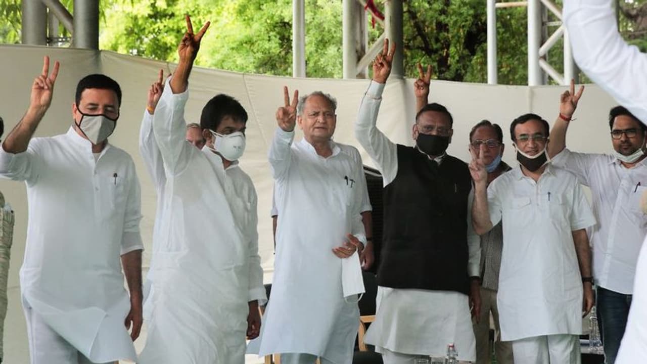 পাইলট ইস্যুতে এবার রাজ্যপালের সঙ্গে বিবাদে গেহলট, বললেন ওপর মহলের চাপ রয়েছে পাইলট ইস্যুতে এবার রাজ্যপালের সঙ্গে বিবাদে গেহলট, বললেন ওপর মহলের চাপ রয়েছে