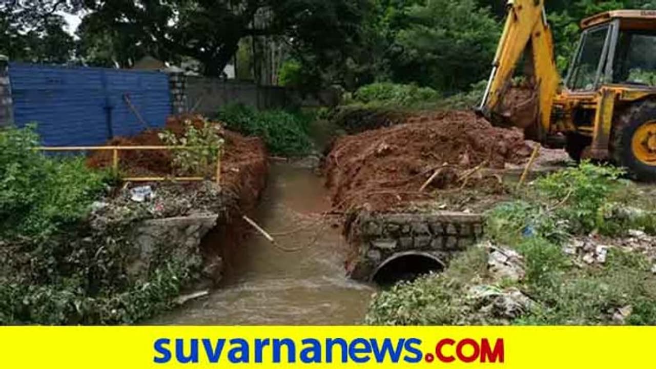 ಬೆಂಗಳೂರು: ರಾಜಕಾಲುವೆಗೆ ಬಿದ್ದ ಬಾಲಕಿಯ ಸುಳಿವಿಲ್ಲ, ಕಾರ್ಯಾಚರಣೆ ಸ್ಥಗಿತ ಬೆಂಗಳೂರು: ರಾಜಕಾಲುವೆಗೆ ಬಿದ್ದ ಬಾಲಕಿಯ ಸುಳಿವಿಲ್ಲ, ಕಾರ್ಯಾಚರಣೆ ಸ್ಥಗಿತ