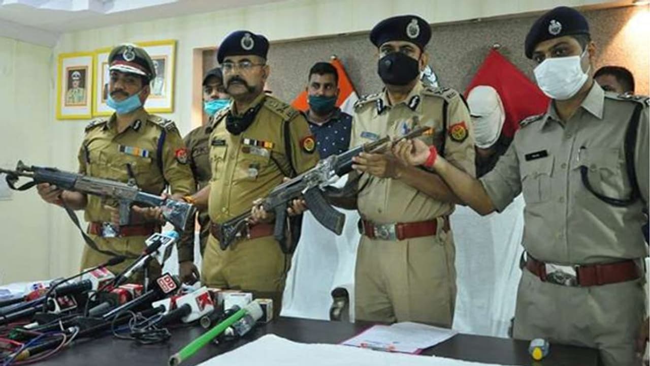 ഉത്തർപ്രദേശിൽ വികാസ് ദുബെയുടെ വസതിയിൽ നിന്ന് തോക്കുകൾ കണ്ടെത്തി ഉത്തർപ്രദേശിൽ വികാസ് ദുബെയുടെ വസതിയിൽ നിന്ന് തോക്കുകൾ കണ്ടെത്തി