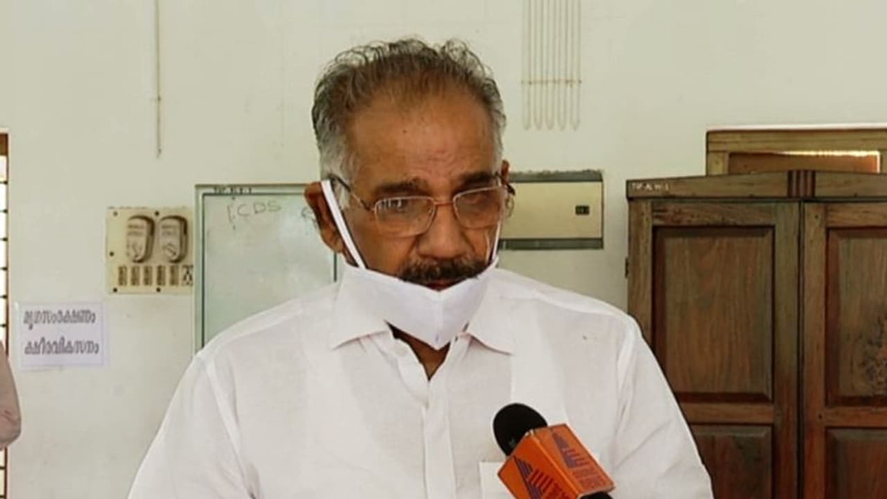 സംസ്ഥാനത്ത് സ്വകാര്യ ബസുകൾ ഭാഗികമായി സർവീസ് നിർത്തി; ആലോചിച്ച് തീരുമാനിക്കണമെന്ന് ഗതാഗത മന്ത്രി സംസ്ഥാനത്ത് സ്വകാര്യ ബസുകൾ ഭാഗികമായി സർവീസ് നിർത്തി; ആലോചിച്ച് തീരുമാനിക്കണമെന്ന് ഗതാഗത മന്ത്രി