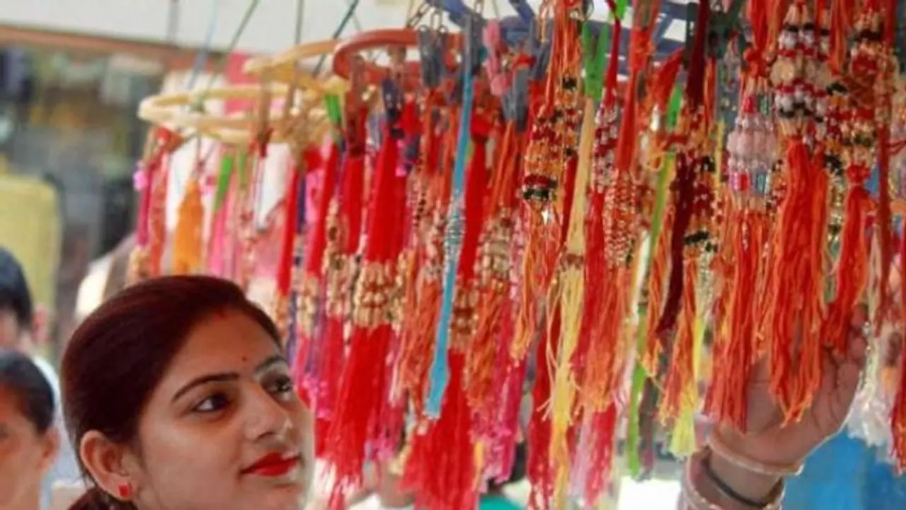 ರಕ್ಷಾ ಬಂಧನಕ್ಕೆ ತಯಾರಿ, ಚೀನಾ ರಾಖಿಗಿಲ್ಲ ಬೇಡಿಕೆ! ರಕ್ಷಾ ಬಂಧನಕ್ಕೆ ತಯಾರಿ, ಚೀನಾ ರಾಖಿಗಿಲ್ಲ ಬೇಡಿಕೆ!