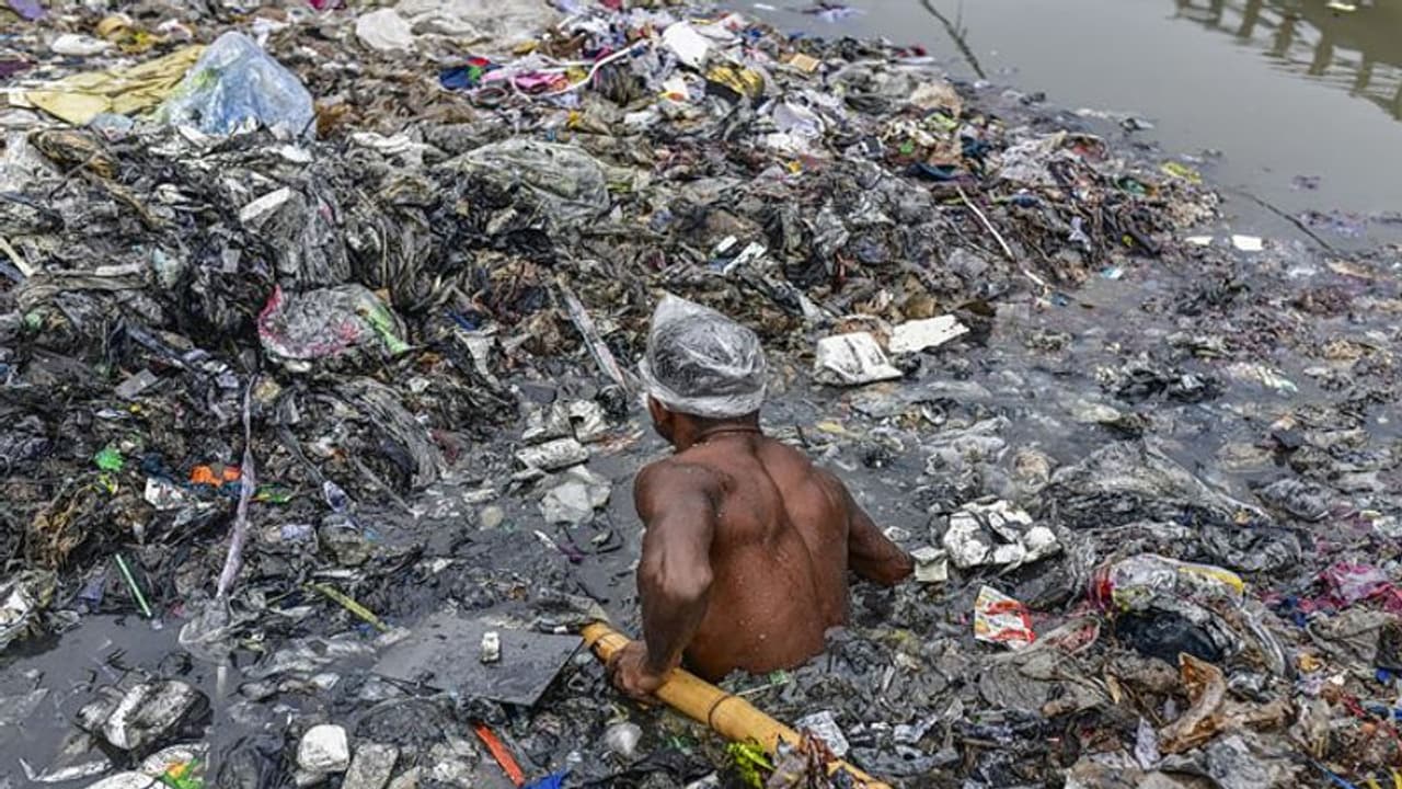 హైదరాబాద్: మణికొండ నాలాలో గల్లంతైన వ్యక్తిని రజనీకాంత్గా గుర్తింపు.. కొనసాగుతున్న సెర్చ్ ఆపరేషన్ హైదరాబాద్: మణికొండ నాలాలో గల్లంతైన వ్యక్తిని రజనీకాంత్గా గుర్తింపు.. కొనసాగుతున్న సెర్చ్ ఆపరేషన్