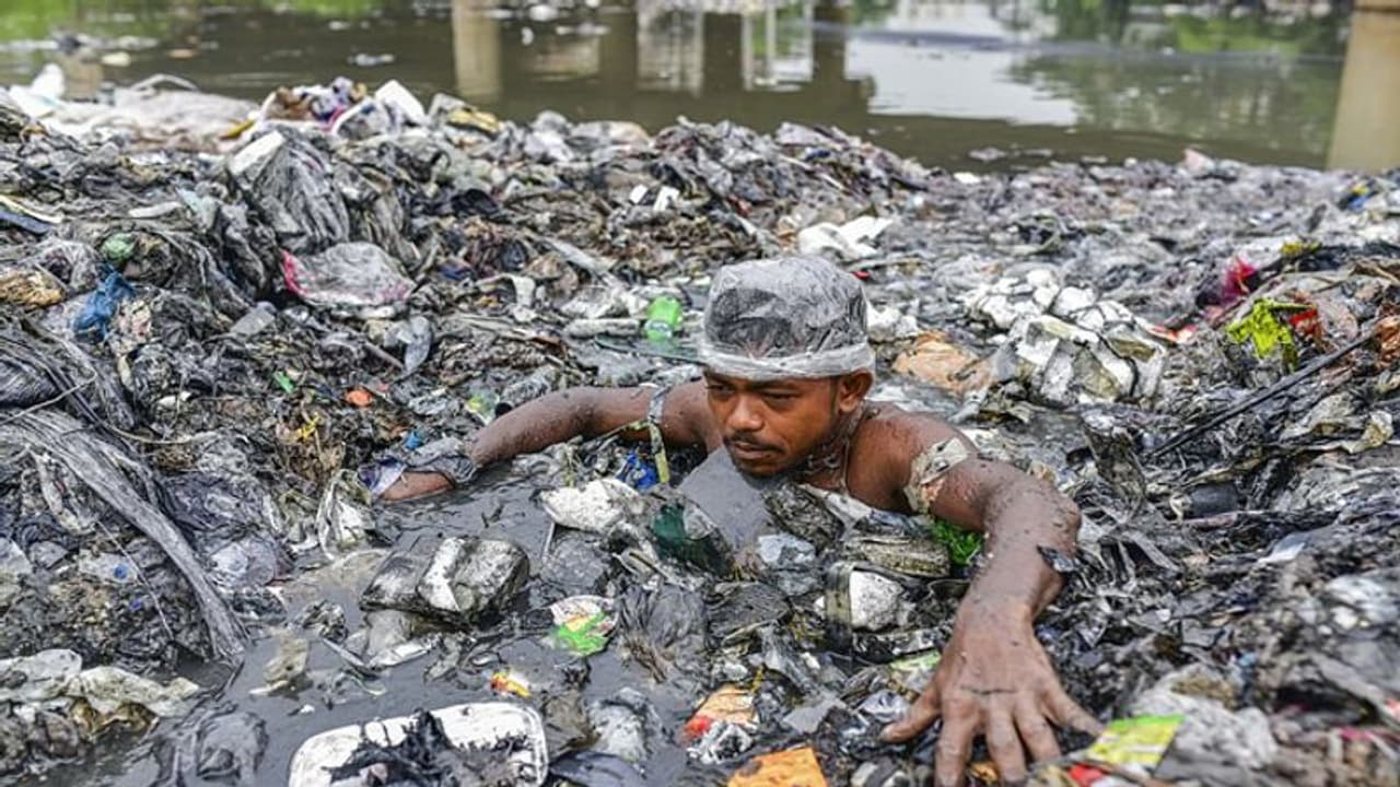 హైదరాబాద్‌లో నాళాకు మరొకరు బలి: మూడు రోజుల క్రితం గల్లంతు.. ఆలస్యంగా వెలుగులోకి