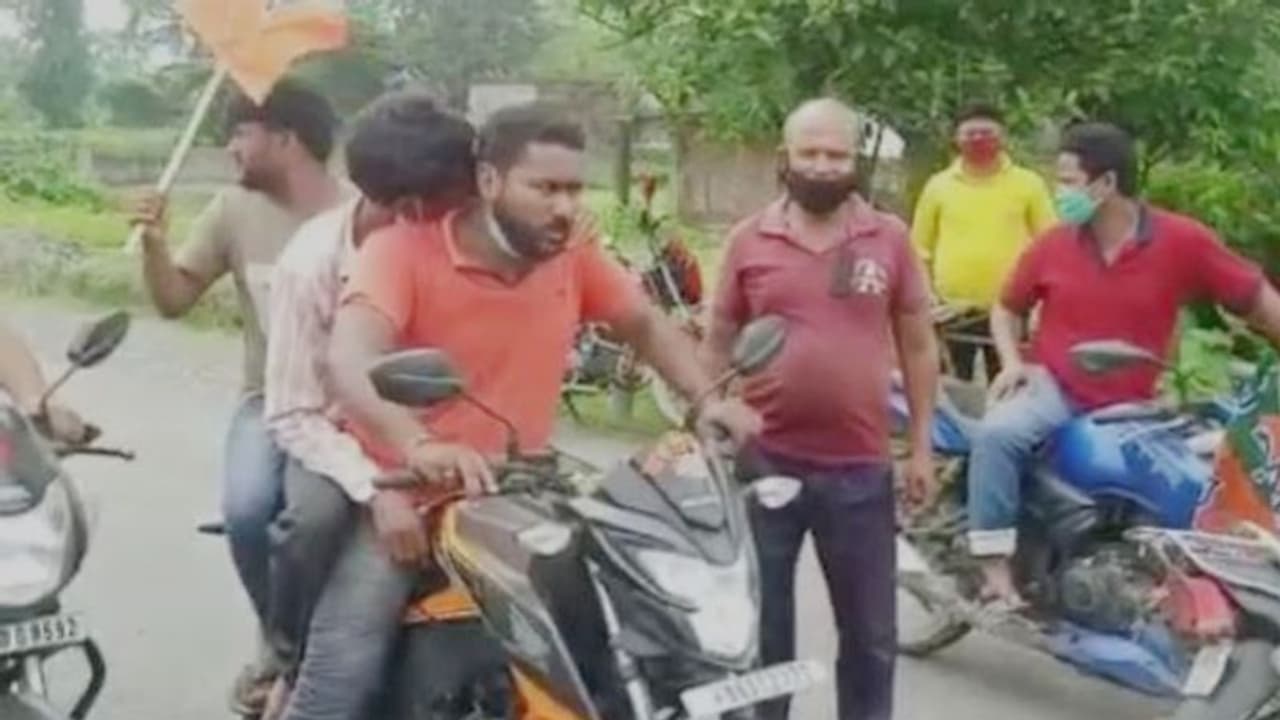 বনধের সমর্থনে পিকেটিং, হেমতাবাদে 'পুলিশি হামলা'র মুখে বিজেপি সমর্থকরা বনধের সমর্থনে পিকেটিং, হেমতাবাদে 'পুলিশি হামলা'র মুখে বিজেপি সমর্থকরা