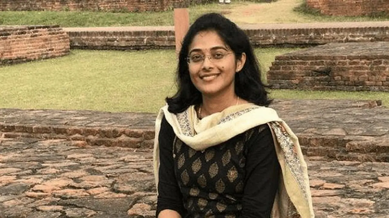 This MP girl overcame language barriers and cracked UPSC to become an IAS officer