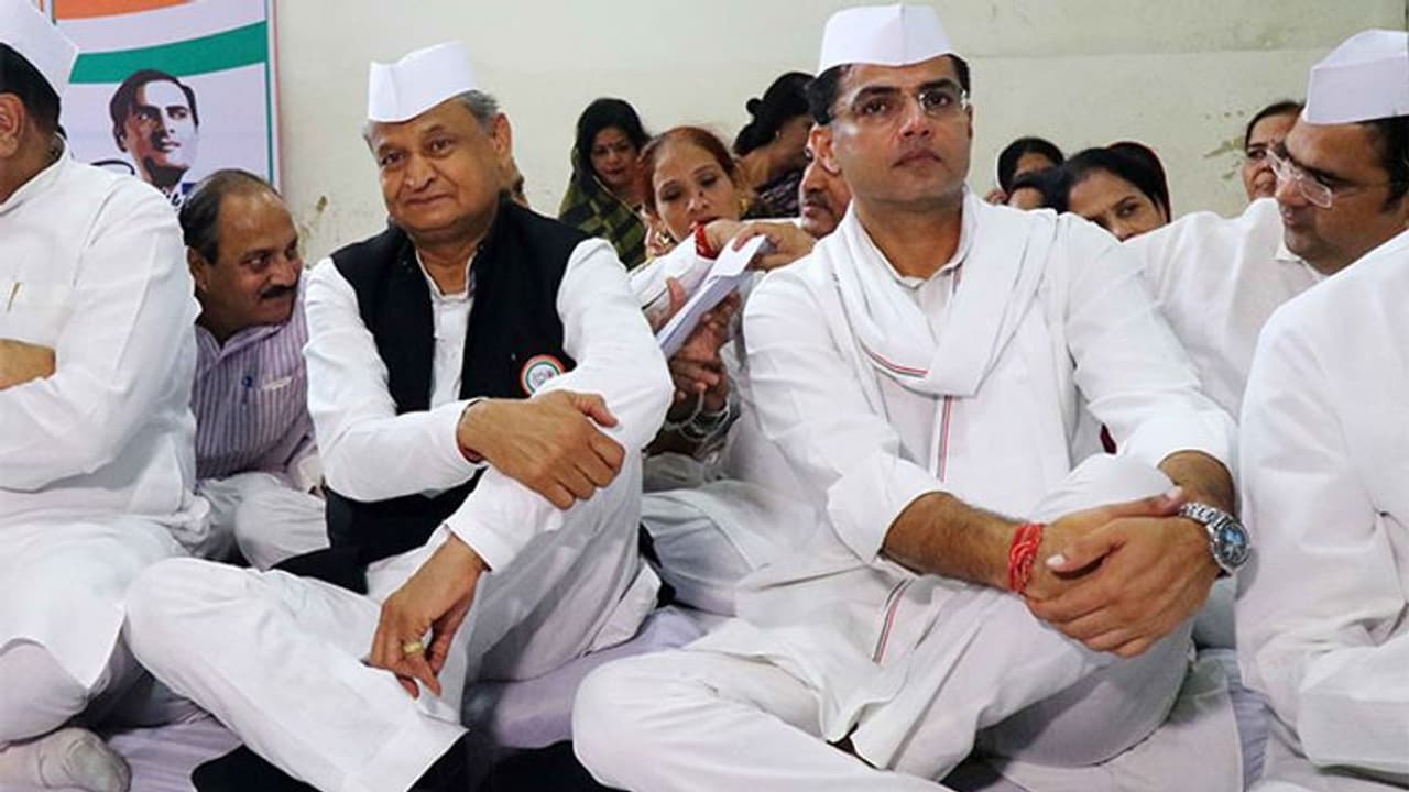पायलट की खामोशी के जाल में फंस गए 'जादूगर', पार्टी ने गहलोत के बयानों पर लगाई झाड़