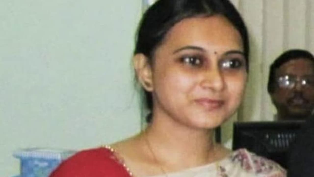 కరోనాపై ప్రజలకు సేవలు... చివరికి ఆ మహమ్మారికే బలి కరోనాపై ప్రజలకు సేవలు... చివరికి ఆ మహమ్మారికే బలి