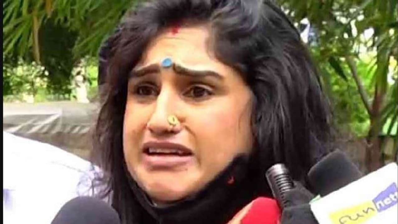 எனக்கு யாருமே இல்லை என்பதால்... கொச்சையான விமர்சனங்களை தாங்க முடியாமல் குமுறி அழுத வனிதா...! எனக்கு யாருமே இல்லை என்பதால்... கொச்சையான விமர்சனங்களை தாங்க முடியாமல் குமுறி அழுத வனிதா...!