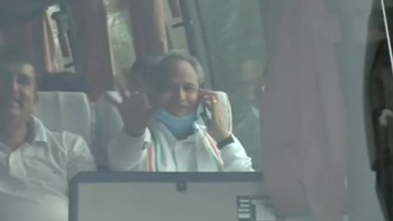 राजस्थान : मंत्रियों के साथ गहलोत फेयरमोंट होटल से अपने आवास पर पहुंचे, मंत्रिमंडल की बैठक राजस्थान : मंत्रियों के साथ गहलोत फेयरमोंट होटल से अपने आवास पर पहुंचे, मंत्रिमंडल की बैठक