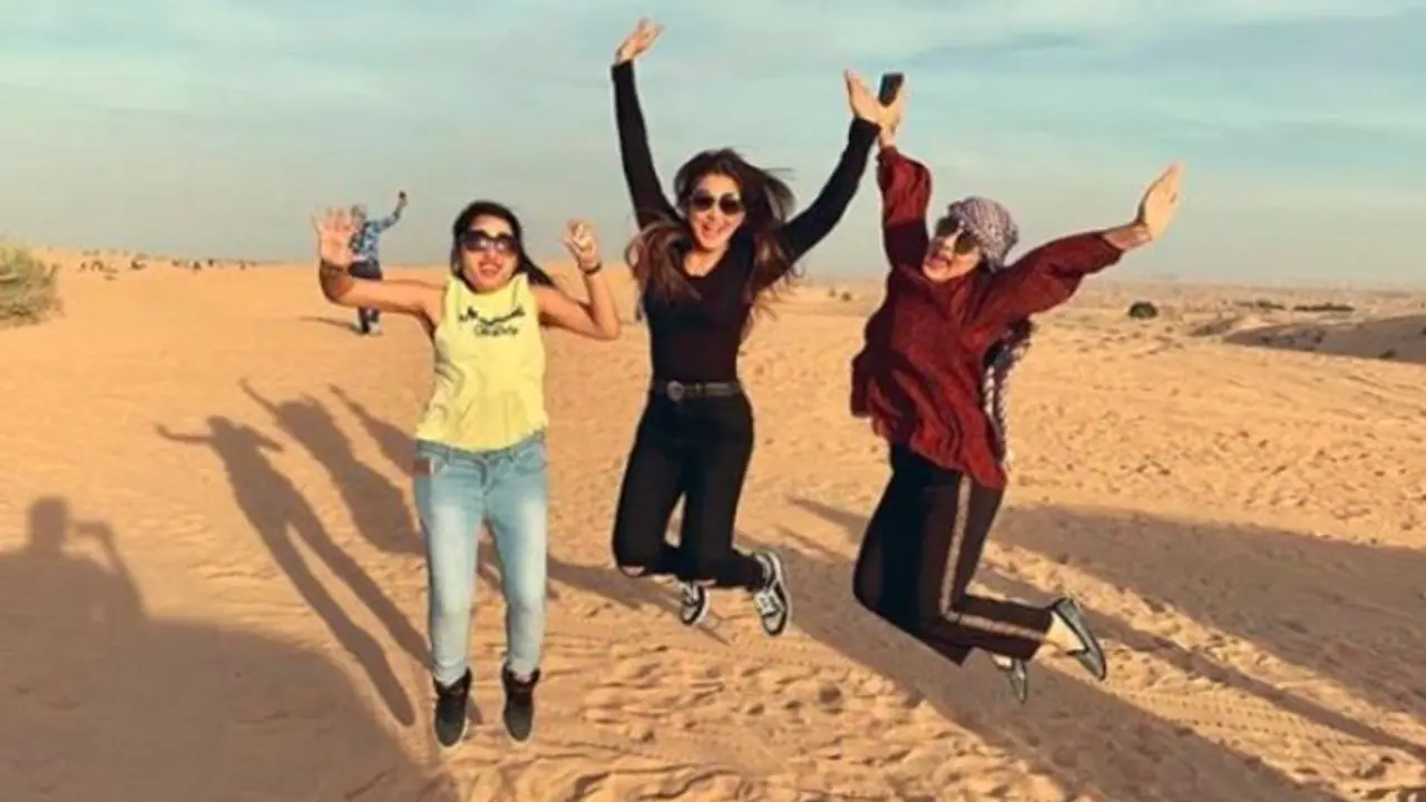 দুবাইয়ের মরুভূমিতে শ্রাবন্তীর সঙ্গে ঐন্দ্রিলা, ফিরে যেতে থ্রোব্যাকের দিনগুলিতে দুবাইয়ের মরুভূমিতে শ্রাবন্তীর সঙ্গে ঐন্দ্রিলা, ফিরে যেতে থ্রোব্যাকের দিনগুলিতে