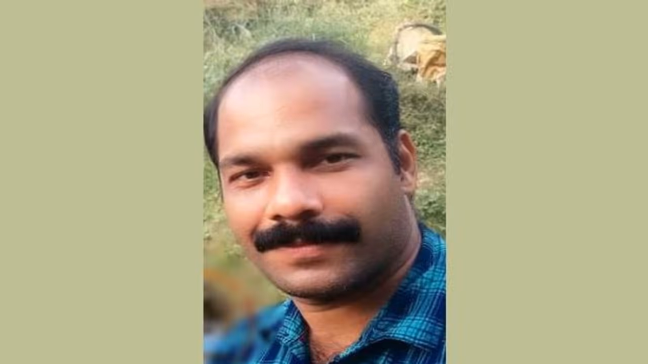 മരത്തില് നിന്ന് വീണ് ചികിത്സയിലായിരുന്ന ആംബുലന്സ് ഡ്രൈവര് മരിച്ചു മരത്തില് നിന്ന് വീണ് ചികിത്സയിലായിരുന്ന ആംബുലന്സ് ഡ്രൈവര് മരിച്ചു