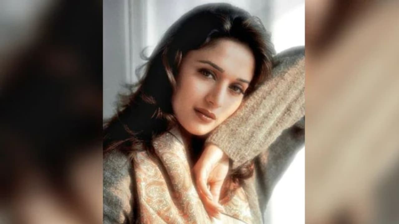 ത്രോബാക്ക് ചിത്രവുമായി മാധുരി, നിത്യഹരിതമെന്ന് ആരാധകര് ത്രോബാക്ക് ചിത്രവുമായി മാധുരി, നിത്യഹരിതമെന്ന് ആരാധകര്