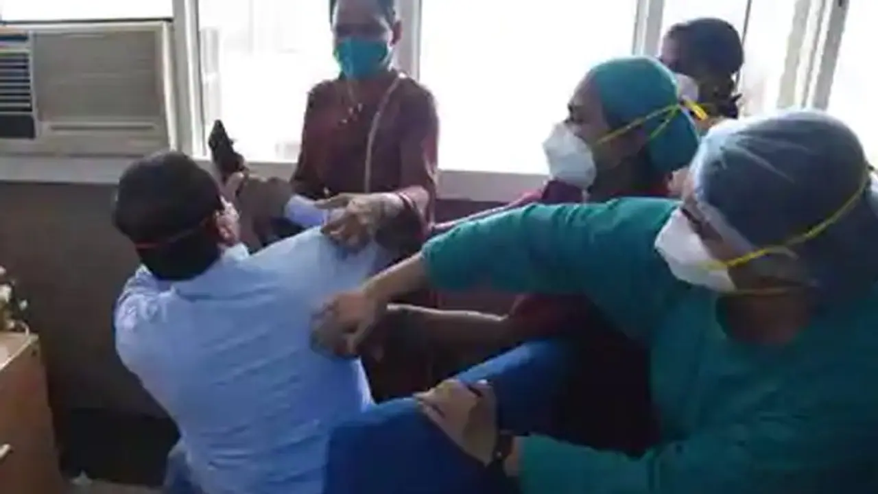 తప్ప తాగి, తలుపులు మూసి నర్సుపై బలాత్కారయత్నం: డాక్టర్ని చితక్కొట్టిన మహిళా సిబ్బంది తప్ప తాగి, తలుపులు మూసి నర్సుపై బలాత్కారయత్నం: డాక్టర్ని చితక్కొట్టిన మహిళా సిబ్బంది