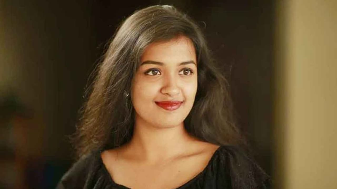 கொரோனா பிரச்சனையால் நடிக்க முடியவில்லை...! சன்டிவி சீரியலுக்கு குட் பை சொன்ன பிரபல நடிகை! கொரோனா பிரச்சனையால் நடிக்க முடியவில்லை...! சன்டிவி சீரியலுக்கு குட் பை சொன்ன பிரபல நடிகை!