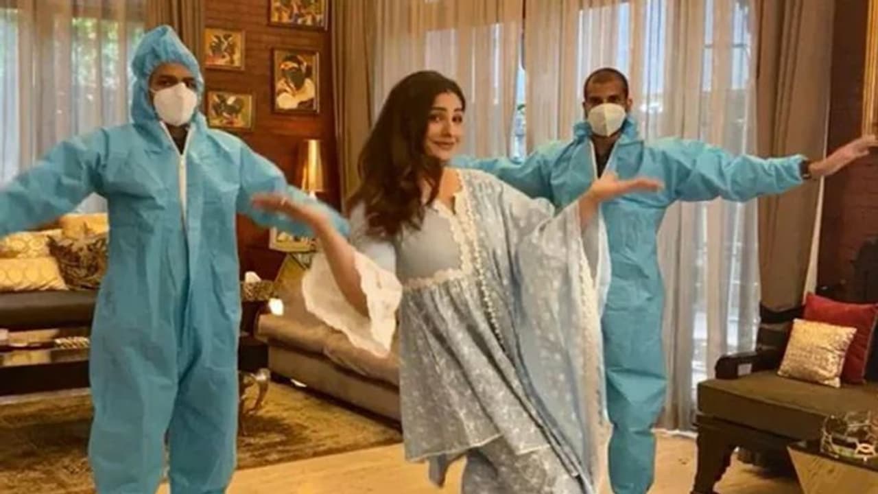 4 महीने बाद रवीना टंडन ने घर पर ही की शूटिंग, बताया कैसे सिर्फ दो लोगों के साथ पूरा किया काम 4 महीने बाद रवीना टंडन ने घर पर ही की शूटिंग, बताया कैसे सिर्फ दो लोगों के साथ पूरा किया काम