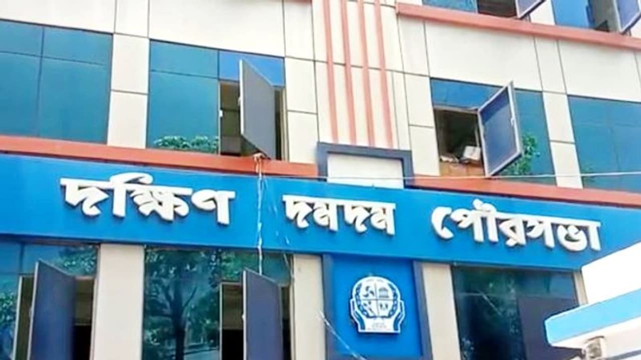 দক্ষিণ দমদম পৌরসভায় করোনার থাবা, তড়িঘড়ি অফিস বন্ধ করে স্যানিটাইজ শুরু