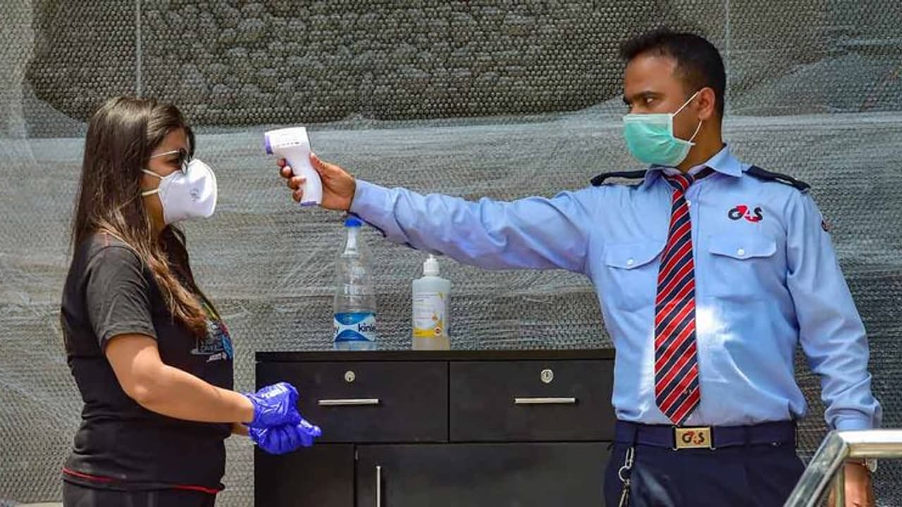 கொரோனாவால் வாட்ச்மேன் வேலை பார்க்கும் பிரபல நடிகர்... வைரலாகும் பகீர் புகைப்படங்கள்...! கொரோனாவால் வாட்ச்மேன் வேலை பார்க்கும் பிரபல நடிகர்... வைரலாகும் பகீர் புகைப்படங்கள்...!