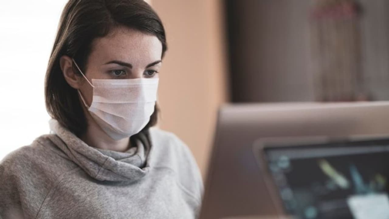 അകത്തിരിക്കുമ്പോഴും മാസ്ക് വേണോ? പുതിയ കണ്ടെത്തലുമായി ഗവേഷകര്... അകത്തിരിക്കുമ്പോഴും മാസ്ക് വേണോ? പുതിയ കണ്ടെത്തലുമായി ഗവേഷകര്...