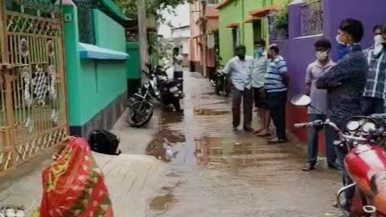 'বিয়ে'র পর ছেড়ে চলে গিয়েছে স্বামী, স্বীকৃতির দাবিতে 'শ্বশুরবাড়ি'র সামনে ধর্ণা তরুণীর 'বিয়ে'র পর ছেড়ে চলে গিয়েছে স্বামী, স্বীকৃতির দাবিতে 'শ্বশুরবাড়ি'র সামনে ধর্ণা তরুণীর