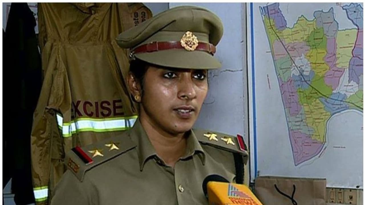 സംസ്ഥാനത്തെ ആദ്യ വനിത എക്സൈസ് ഇന്‍സ്പെക്ടര്‍ ചുമതലയേറ്റു